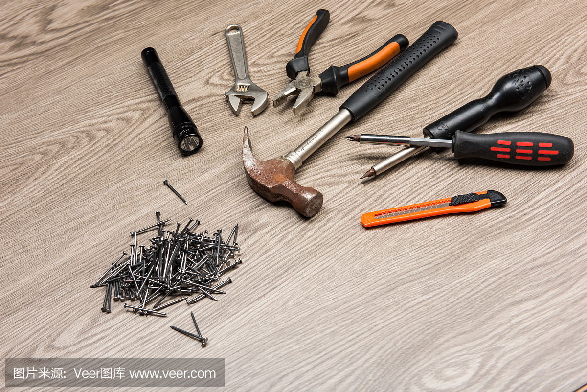 修理工具放在木桌上。