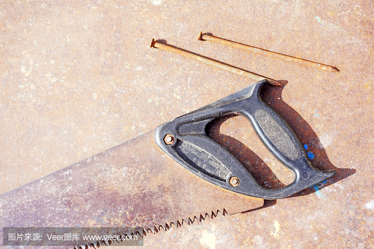 建筑工具:金属桌子上的锯子